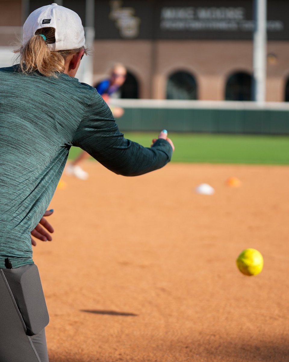 LSUsoftballcamp's tweet photo. Fielding Fundamentals β
#LSUSbCamp https://t.co/siPYm5BhJB