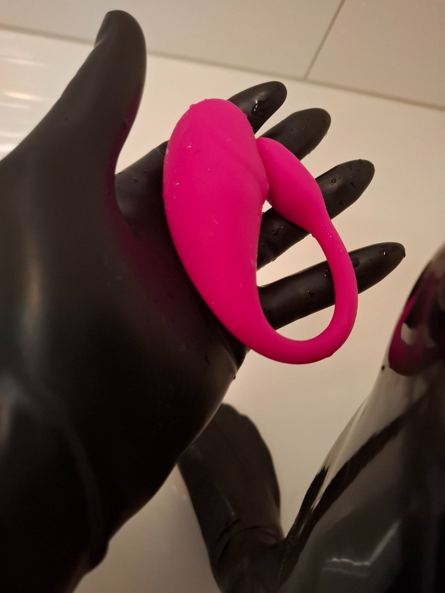 MissLiatex's tweet photo. Den in dein Arsch obwohl er eigentlich für Pussys ist... 🙈😈

#latex #femdom https://t.co/0CI9E8QZXz