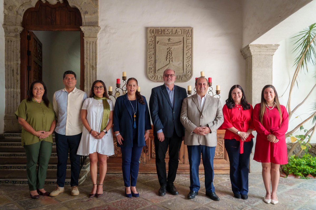 _ReporteMorelos's tweet photo. 🤝🇲🇽🇨🇺 Morelos y #Cuba exploran acuerdos de colaboración en salud, educación y desarrollo social

Autoridades del estado de #Morelos sostuvieron una reunión de trabajo con  para analizar oportunidades de cooperación en áreas como salud, educación, economía, cultura, deporte y atención a personas migrantes.

📚🏥 Durante el encuentro se planteó la posibilidad de impulsar proyectos conjuntos enfocados en fortalecer la atención médica, la capacitación docente, programas de alfabetización y acciones que contribuyan al desarrollo social y económico de la entidad.

🌱 Las autoridades señalaron que este acercamiento busca generar iniciativas que amplíen las oportunidades para las y los morelenses, en línea con las políticas de bienestar promovidas por la gobernadora .