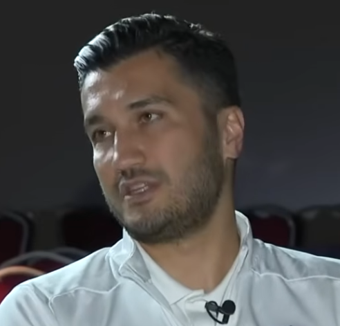 footballcritix's tweet photo. 🗣️ Nuri Şahin: "Real Madrid'e transfer olduğum ilk gün Jose Mourinho beni odasına çağırdı. Karşısında Ronaldo, Benzema, Kaká ve Özil gibi devler vardı. Bana 'Sen buraya yedek olmaya gelmedin, Dortmund'daki o lider karakterini bu sahaya yansıtmanı istiyorum' dedi. Zihnimi tamamen değiştiren adam odur."
