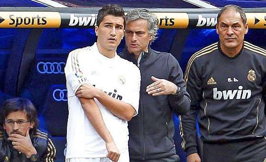 footballcritix's tweet photo. 🗣️ Nuri Şahin: "Real Madrid'e transfer olduğum ilk gün Jose Mourinho beni odasına çağırdı. Karşısında Ronaldo, Benzema, Kaká ve Özil gibi devler vardı. Bana 'Sen buraya yedek olmaya gelmedin, Dortmund'daki o lider karakterini bu sahaya yansıtmanı istiyorum' dedi. Zihnimi tamamen değiştiren adam odur."