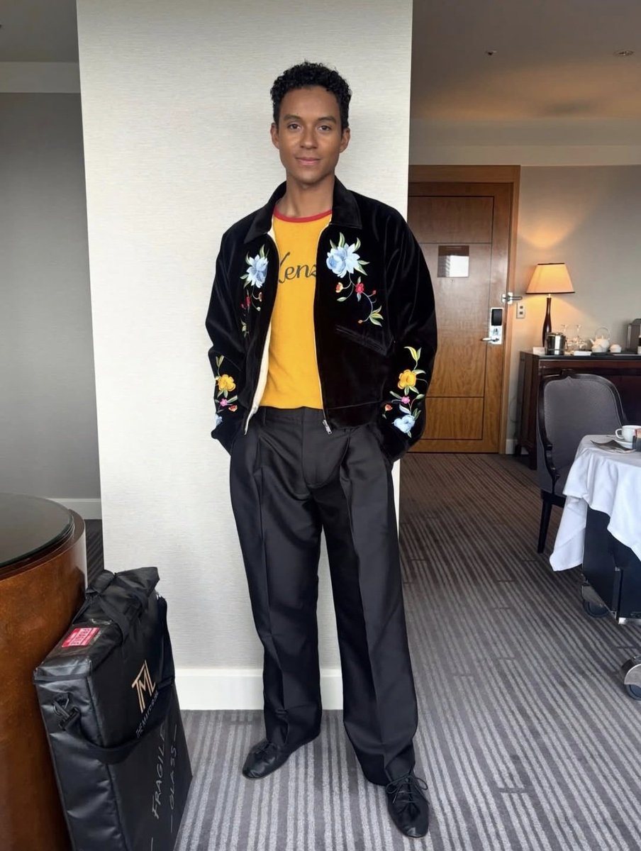 MJsays's tweet photo. Left foot, right foot, levitating
Pop king MJ's nephew, Jaafar baby 😭🙇‍♀️ https://t.co/E0WRYdKP4a