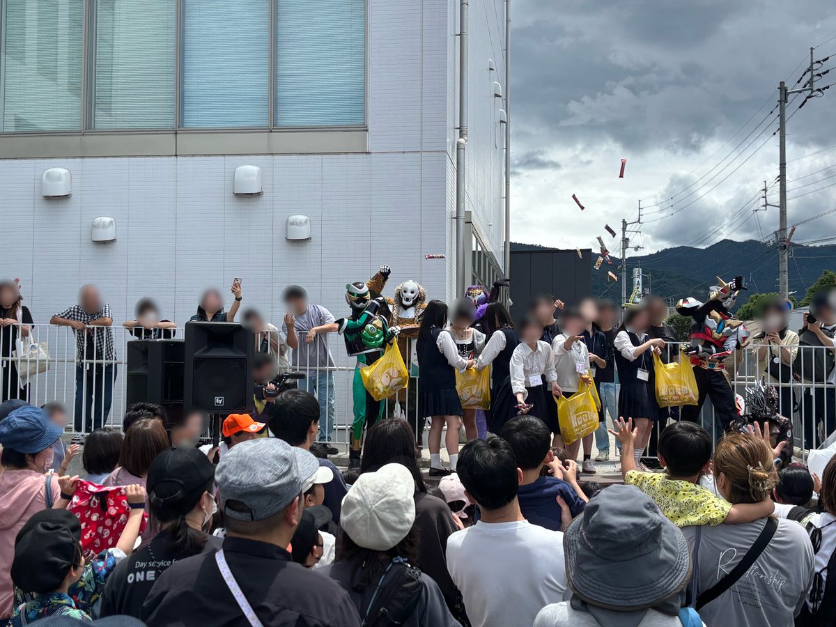 eddy_uzu's tweet photo. 吉野川市鴨島町「#ポケットパーク音楽祭」

ショーの後で
お菓子投げのお手伝いをしたぞ😁

みんなお菓子ゲットできたかなぁ😊

#渦戦士エディー
#徳島ご当地ヒーロー https://t.co/l85UIAR29o