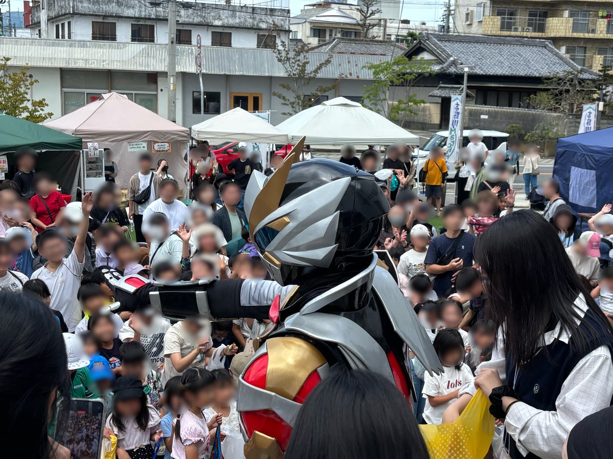eddy_uzu's tweet photo. 吉野川市鴨島町「#ポケットパーク音楽祭」

ショーの後で
お菓子投げのお手伝いをしたぞ😁

みんなお菓子ゲットできたかなぁ😊

#渦戦士エディー
#徳島ご当地ヒーロー https://t.co/l85UIAR29o