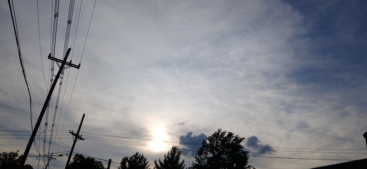 VeracityT3's tweet photo. Another beautiful sunset in Indiana. #GeoEngineering  @naomirwolf @b_gimpl1234 @Carawieneke @jesseRoss597206 @AGToddRokita @DanPeacock12 https://t.co/FU02iXMtOy