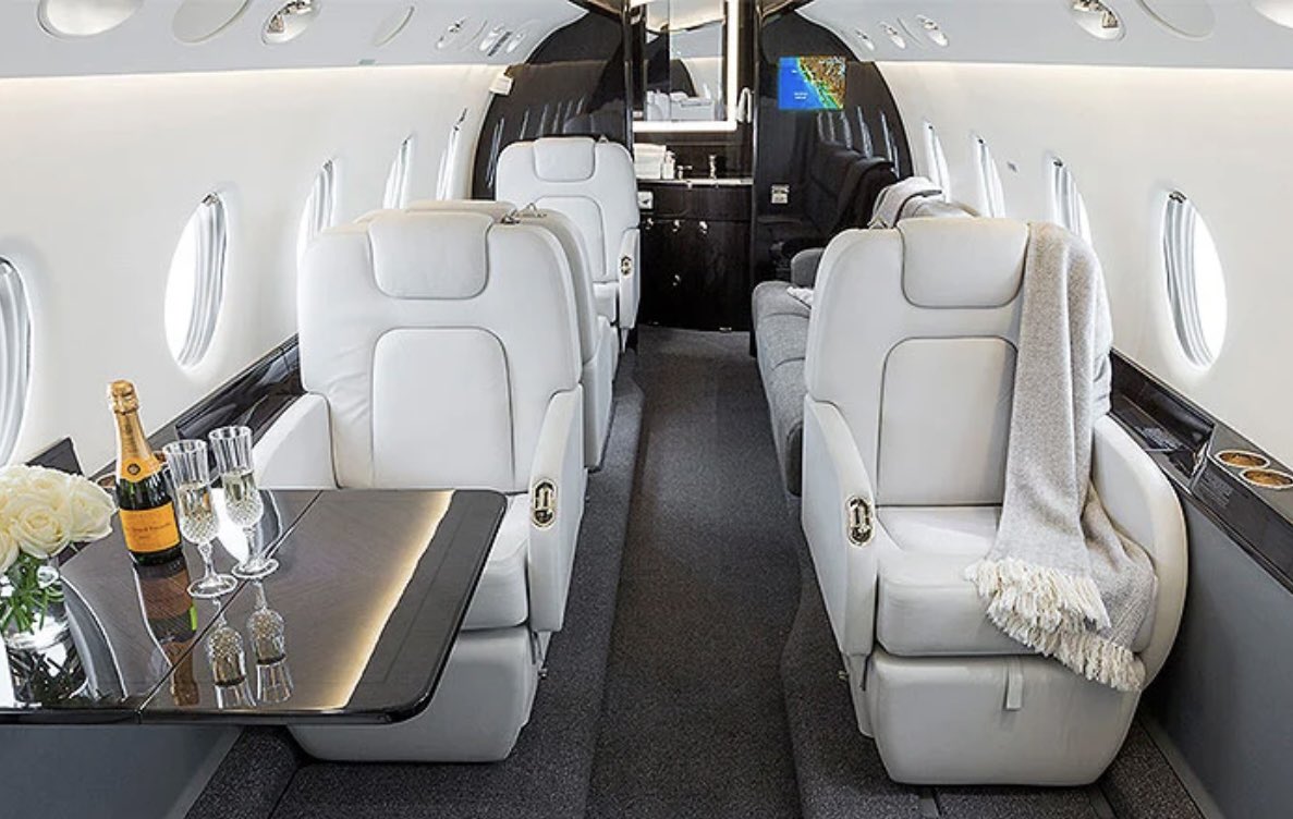 HectorRPimentel's tweet photo. El Gulfstream G200 Galaxy, en el cuál perdieron la vida el piloto y el copiloto al estrellarse hoy en el aeropuerto de La Romana, es un avión ejecutivo bimotor de tamaño mediano diseñado por Israel Aerospace Industries y producido por Gulfstream Aerospace entre 1999 y 2011.

Conocido por su gran autonomía y cabina espaciosa, se comercializan unidades en el mercado de segunda mano por precios que rondan entre los $3.25 y $3.75 millones de dólares.Tiene capacidad para 8-10 pasajeros.

La aeronave provenía de Puerto Rico y aterrizó normal en aeropuerto La Romana, luego al despegar de nuevo con destino a Austin, Texas ( 7 horas de vuelo) cargado full de combustible por ser viaje largo, tuvo que devolverse en emergencia por un fallo, posiblemente hidráulico.

Al tratar de aterrizar de nuevo lo tuvo que hacer forzado, en la grama de la pista, estrellándose y luego incendiándose para un saldo fatal de los únicos dos ocupantes.

Las autoridades investigan los pormenores de la catástrofe.

Lamentamos sobremanera, junto al país, este funesto suceso.