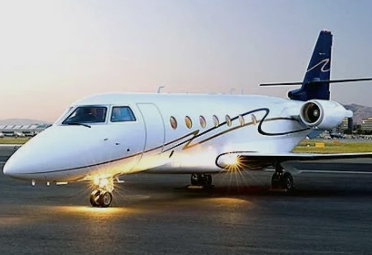 HectorRPimentel's tweet photo. El Gulfstream G200 Galaxy, en el cuál perdieron la vida el piloto y el copiloto al estrellarse hoy en el aeropuerto de La Romana, es un avión ejecutivo bimotor de tamaño mediano diseñado por Israel Aerospace Industries y producido por Gulfstream Aerospace entre 1999 y 2011.

Conocido por su gran autonomía y cabina espaciosa, se comercializan unidades en el mercado de segunda mano por precios que rondan entre los $3.25 y $3.75 millones de dólares.Tiene capacidad para 8-10 pasajeros.

La aeronave provenía de Puerto Rico y aterrizó normal en aeropuerto La Romana, luego al despegar de nuevo con destino a Austin, Texas ( 7 horas de vuelo) cargado full de combustible por ser viaje largo, tuvo que devolverse en emergencia por un fallo, posiblemente hidráulico.

Al tratar de aterrizar de nuevo lo tuvo que hacer forzado, en la grama de la pista, estrellándose y luego incendiándose para un saldo fatal de los únicos dos ocupantes.

Las autoridades investigan los pormenores de la catástrofe.

Lamentamos sobremanera, junto al país, este funesto suceso.