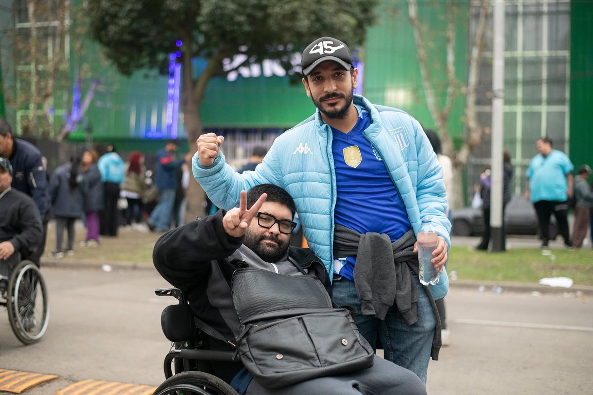 danyarzua's tweet photo. Ayer les compartí la foto con mi mejor amigo Manu entrando a Olavarría en 2017.
Hoy me encontré a la salida del Polideportivo, después de caer en la realidad, con una amiga fotógrafa.
Como no podía ser de otra manera, también con Manu. Lloramos, nos abrazamos y también cantamos https://t.co/LtIW0Bf4Tp
