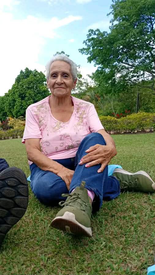 jcontrerasa's tweet photo. #ServicioSocial

Blanca ligia Lancheros, de 79 años de edad, salió en un descuido del geriátrico Ambrosía Living Senior, este viernes 05 de junio a las 11:30 am en #Villeta #Cundinamarca. 
Viste una blusa azul  con Jean azul  
Doña Blanca sufre de Alzheimer. Quien sepa su paradero o 
Información conunucarae a los siguientes contactos 3504960100 - 3174377620