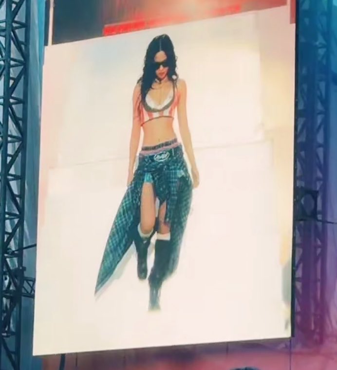 Jennie_Union's tweet photo. One of Jennie’s look for the Governor’s ball

JENNIE HEADLINES GOV BALL #JENNIEGovernorsBall
#JENNIE https://t.co/pYyBMPLoZ9