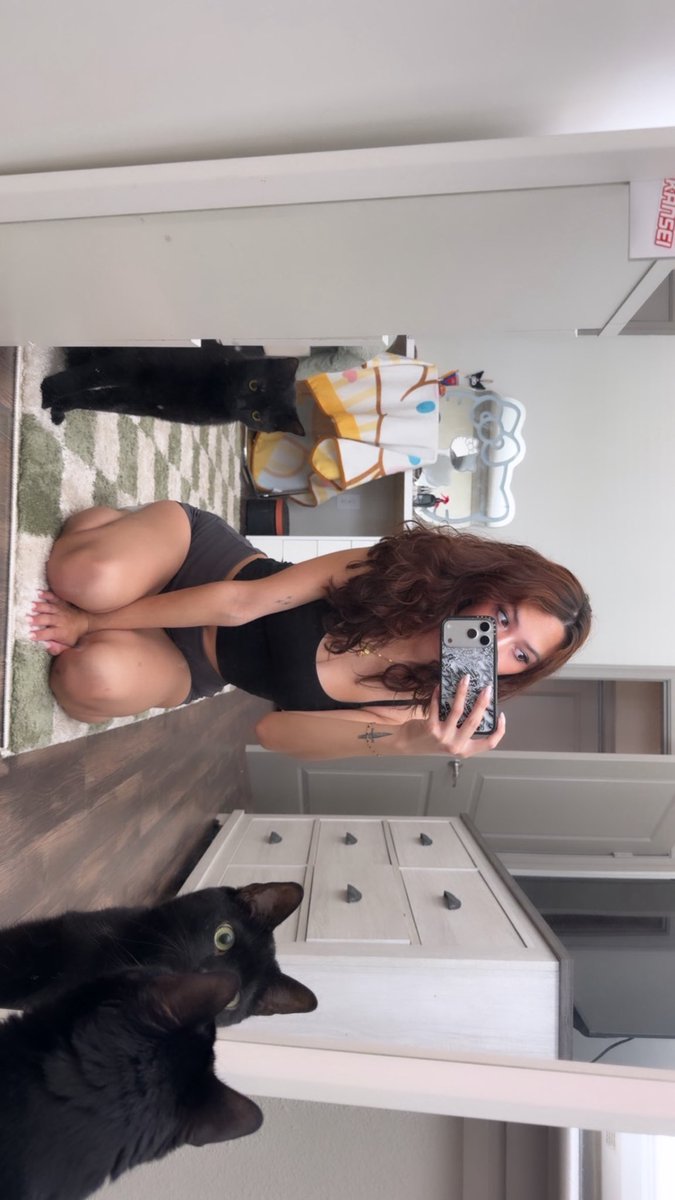blondedjayjay's tweet photo. my kitties love to photobomb https://t.co/0GNyulI41n