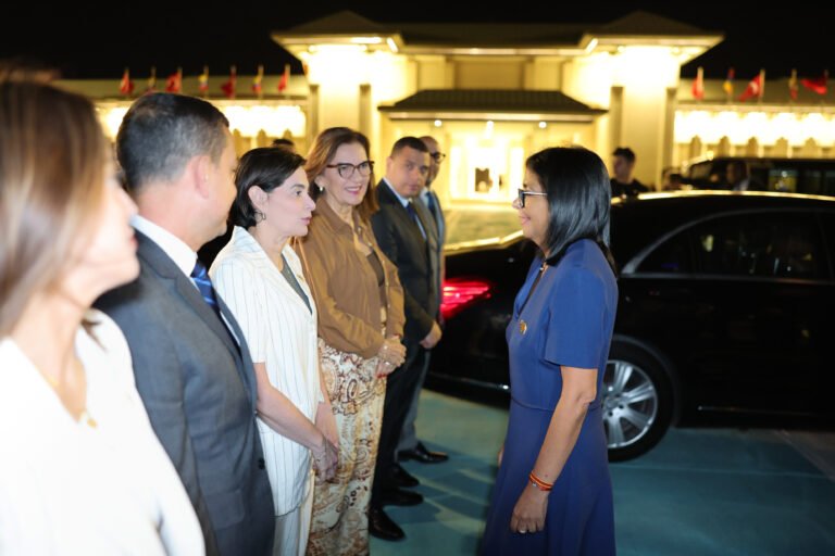 Cancilleria_ve's tweet photo. 📰#Noticia | Presidenta (E) Delcy Rodríguez prosigue agenda internacional con visita a Türkiye

Se espera que sostenga reuniones con altas autoridades del Gobierno turco para consolidar lazos diplomáticos, comerciales y de cooperación estratégica. 

https://t.co/WbH96PjcGw https://t.co/QD5lIkB0Fw