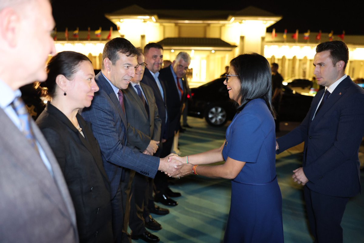 Cancilleria_ve's tweet photo. 📰#Noticia | Presidenta (E) Delcy Rodríguez prosigue agenda internacional con visita a Türkiye

Se espera que sostenga reuniones con altas autoridades del Gobierno turco para consolidar lazos diplomáticos, comerciales y de cooperación estratégica. 

https://t.co/WbH96PjcGw https://t.co/QD5lIkB0Fw