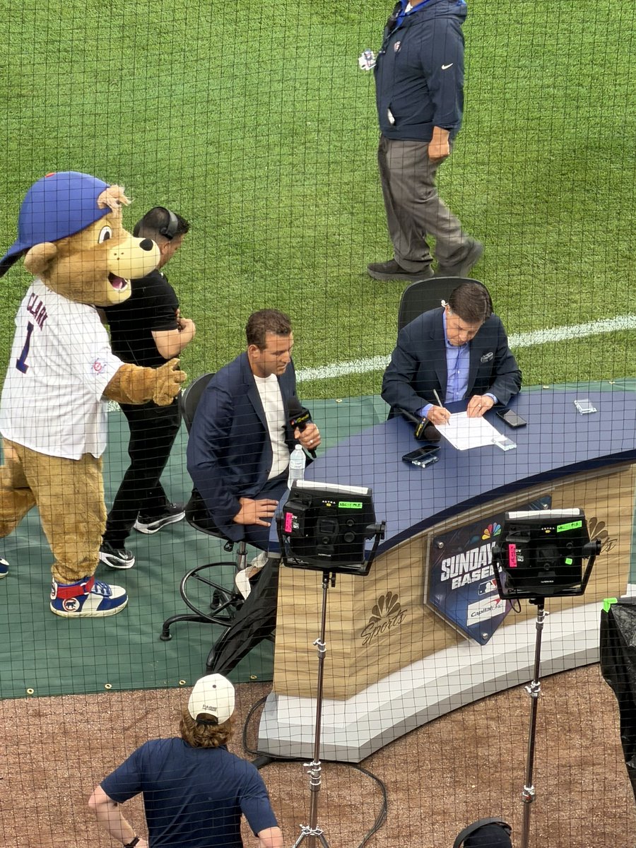 crawlyscubs's tweet photo. @ClarktheCub tapping @ARizzo44 on the shoulder live on @NBCSports !! @SwerveSamuels https://t.co/eWMAT0iz05