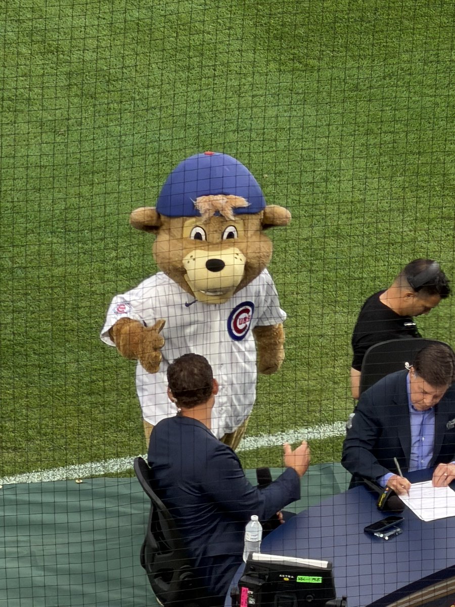 crawlyscubs's tweet photo. @ClarktheCub tapping @ARizzo44 on the shoulder live on @NBCSports !! @SwerveSamuels https://t.co/eWMAT0iz05