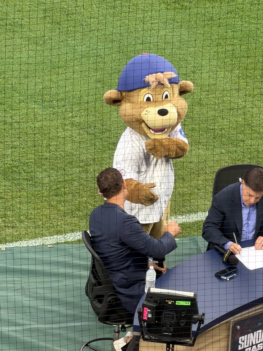 crawlyscubs's tweet photo. @ClarktheCub tapping @ARizzo44 on the shoulder live on @NBCSports !! @SwerveSamuels https://t.co/eWMAT0iz05