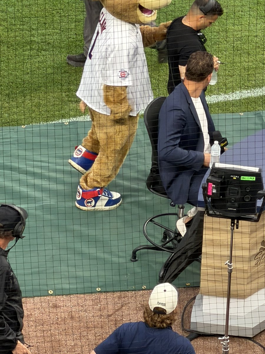 crawlyscubs's tweet photo. @ClarktheCub tapping @ARizzo44 on the shoulder live on @NBCSports !! @SwerveSamuels https://t.co/eWMAT0iz05