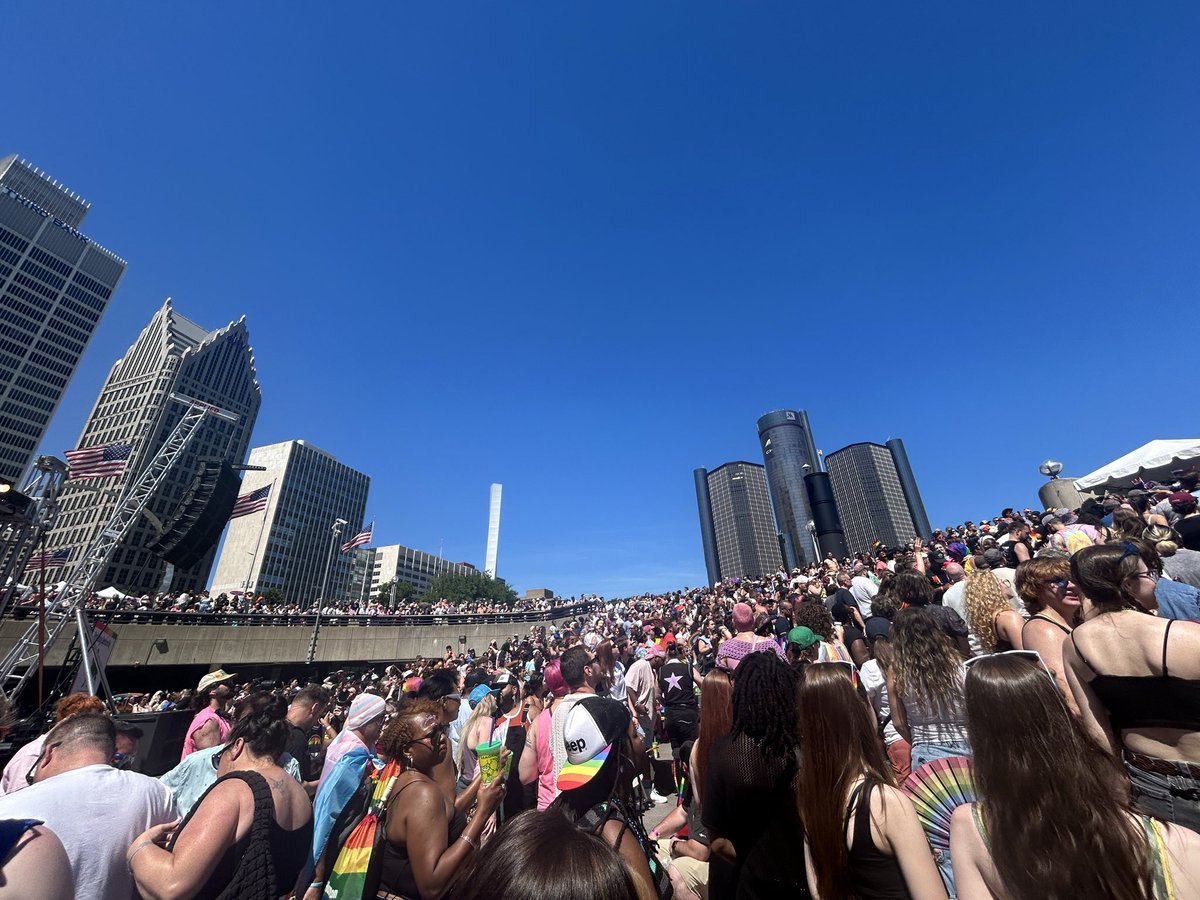 RynStratus's tweet photo. Went to the pride parade in my city and it was fun actually I even got a picture with someone’s fursona 😭 https://t.co/WkUKoOmprr