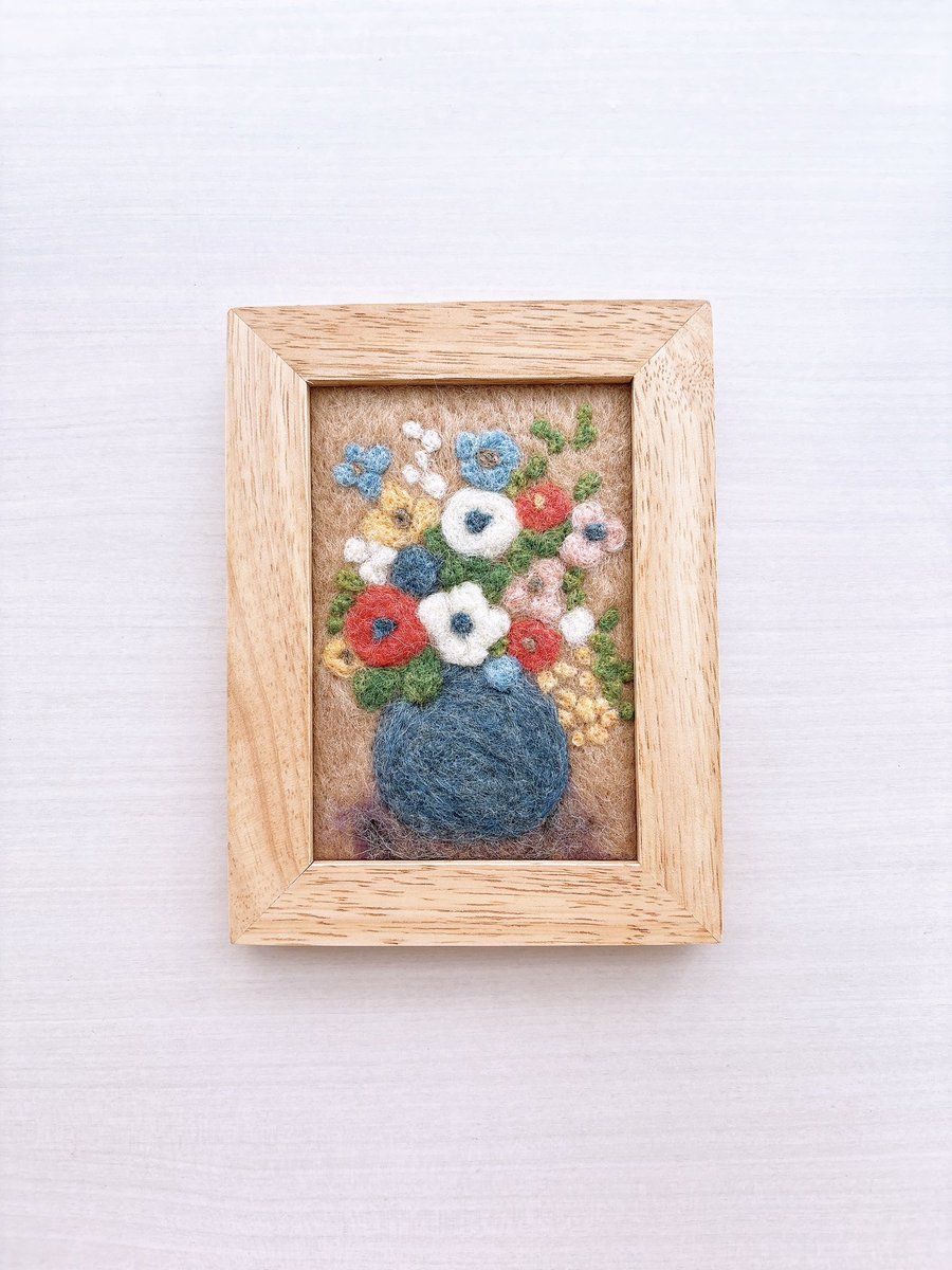 ルドンの花瓶を羊毛フェルトで制作しました L判サイズは3630円です 7月