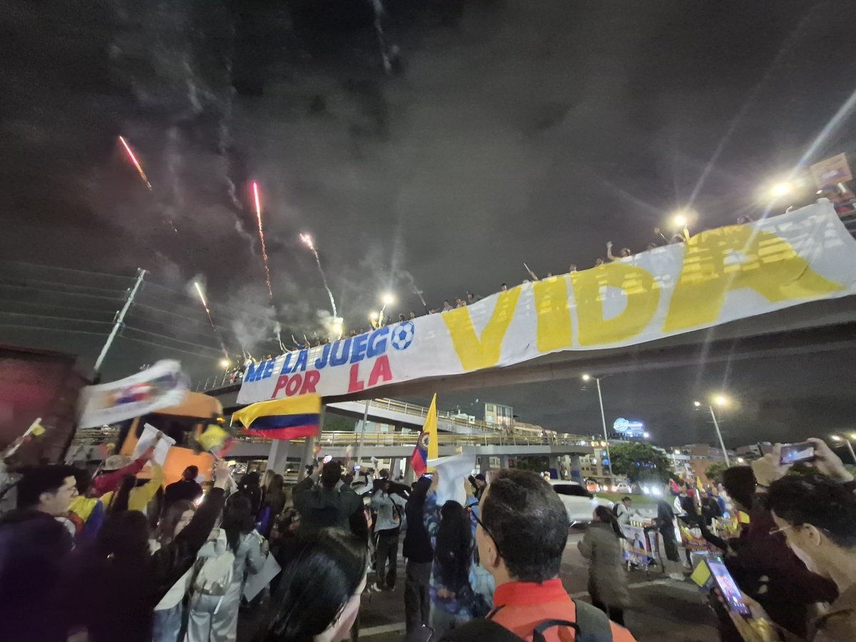 BoraHehee34112's tweet photo. @IvanCepedaCast gracias por devolvernos la fe en un buen país 💖🌸✨ #ConCepedaGanaColombia #MeLaJuegoPorLaVida https://t.co/LQhliHQRcU