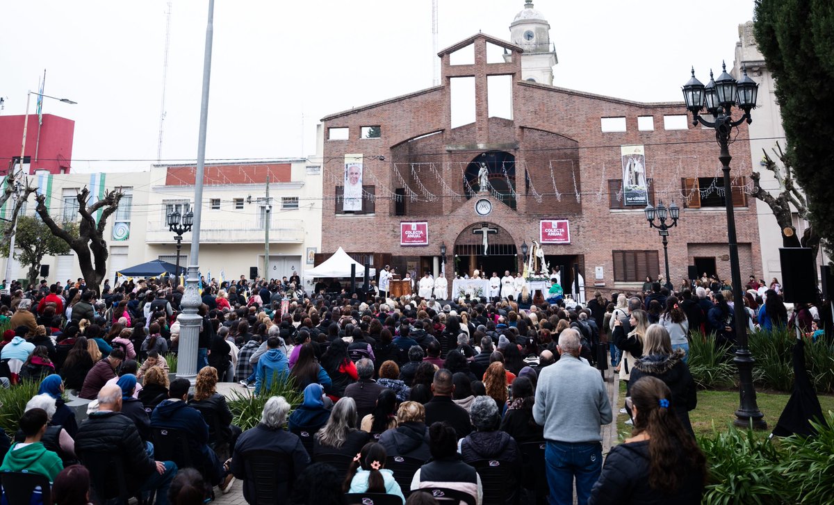 GustavoHArrieta's tweet photo. Junto a @marisafassi participamos de la celebración de Corpus Christi, una jornada de encuentro comunitario que reunió a familias y vecinos.

Frente al individualismo que muchas veces se intenta imponer, estos espacios nos recuerdan la importancia de la unidad, la solidaridad y la construcción de una Patria de hermanos.