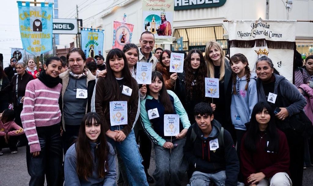 GustavoHArrieta's tweet photo. Junto a @marisafassi participamos de la celebración de Corpus Christi, una jornada de encuentro comunitario que reunió a familias y vecinos.

Frente al individualismo que muchas veces se intenta imponer, estos espacios nos recuerdan la importancia de la unidad, la solidaridad y la construcción de una Patria de hermanos.