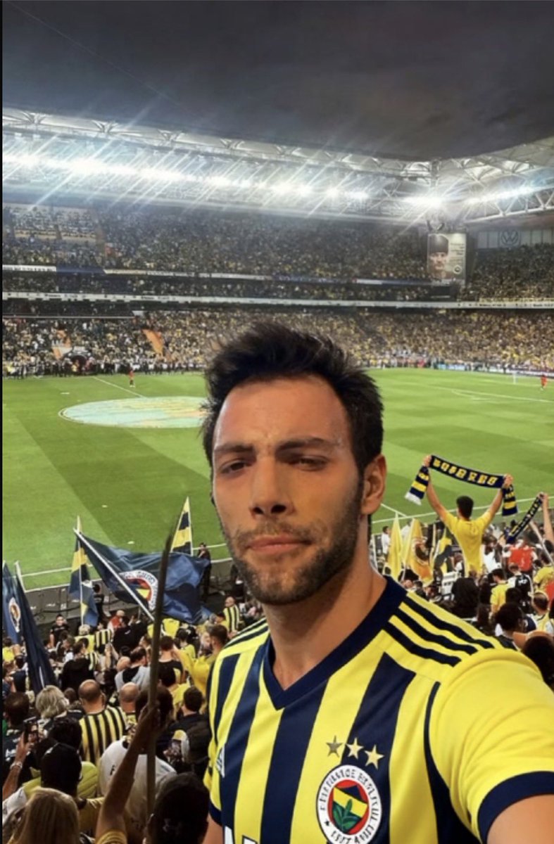 ErenOztekAdalet's tweet photo. @yasemnbabayigit Fenerbahçe taraftarına sahıp çık ErenÖzteye SesVer https://t.co/d6aMkd0hNQ