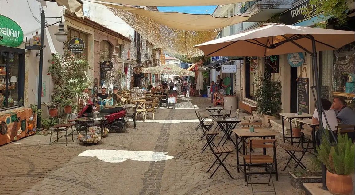 VizyonAntad4tz's tweet photo. Taş evleri, bağ rotaları ve sahil köyleriyle Urla artık “sessiz tatil kasabası” olmaktan çıkıp daha modern bir yaşam kültürüne evrilmiş gibi 🌾✨
Özellikle köy içlerinde açılan butik kafeler, sanat atölyeleri ve yenilenen evler bölgeyi ciddi şekilde canlandırmış durumda 🎨☕ https://t.co/s5nTSzTCXQ