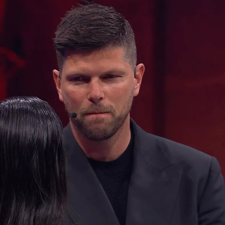 footballcritix's tweet photo. 🗣️ Klaas-Jan Huntelaar: "Kariyerim boyunca gol atmak dışında hiçbir şeyle ilgilenmedim. Real Madrid ve Milan'da oynarken bana 'modern futbola uymuyorsun, çok durağansın' dediler. Schalke ve Ajax'a geri dönüp yüzlerce gol atmaya devam ettim. Bir forvetin tek bir görevi vardır, o da topu ağlara göndermektir."
