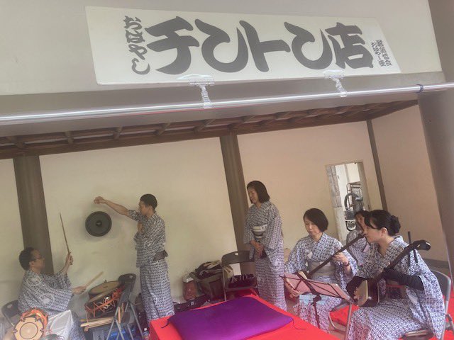dreamcomestrue5's tweet photo. 謝楽祭2026 1/3

お囃子コーナーでは志ん朝師匠の「老松」をリクエスト。素敵だった💓 
あかね噺のスタンプラリーコンプリートして絵葉書get ❤️ 
たい平師匠のロケ現場に遭遇したので、遠くからパシャリ📷
VS円丈軍団も面白かった😆 https://t.co/2wlCHtMIDd