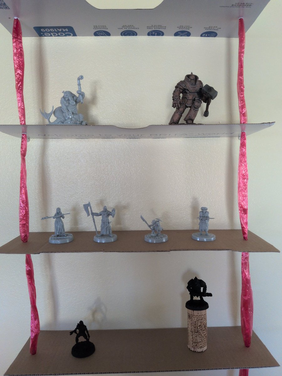 typebrook's tweet photo. [DIY] 模型展示架

組裝完的成品越來越多了，就利用租屋處牆上的鐵釘和紙板做了一個臨時展示架，看起來還挺有模有樣的！

今天組裝的 NPC 是 Mayor Bulbo，看背景好像是個站在哥布林肩上的眼魔，造型很有個性呢XD https://t.co/5ffywLRV9L