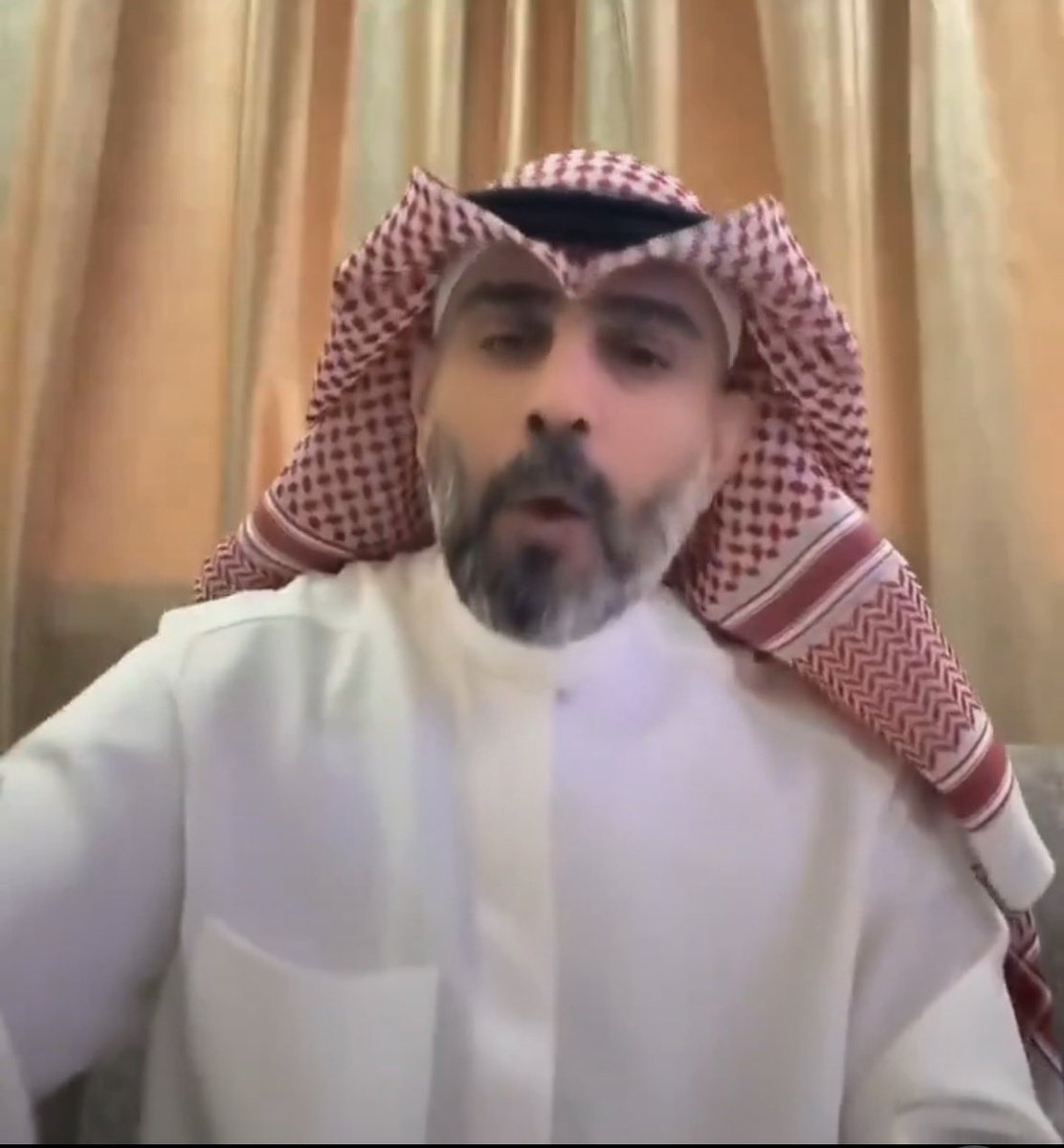 saaad954's tweet photo. ما قام به هذا السافل المنحط الذي يحمل للأسف الجنسية الكويتية المدعو #صلاح_الفهد من كلام مسيء وبذيء بحق المواطن السعودي #خالد_الهاجري وأسرته بعد مخالفته للتعليمات الكويتية وتصويره مفطع فيديو لاعتراض المضادات الكويتية لهجوم الصواريخ والمسيرات الايرانية، واتخاذ الحكومة الكويتية عقوبات ضده وظهور الشاب خالد لاحقاً في مقطع مصور يعتذر فيه للقيادة والشعب الكويتي عما قام به من فعل مخالف، حيث لم يكتفي المدعو صلاح الفهد بسب وشتم هذا الشاب بل تعدى الأمر الى قذف أمه في شرفها والاستهزاء والسخرية من والده ولم تسلم من اساءاته واسقاطاته حتى المملكة العربية السعودية! كما أن أسلوب وأخلاق هذا المحامي القذر الذي لا يمت لمهنة المحاماة بأي صلة, فهو أبعد ما يكون عن مهنة المحاماة باستخدامه لغة هابطة وألفاظ غير لائقة! والذي يتضح جلياً أنه ينفذ أجندات خارجية تخدم مصالح تلك الجهات بدلاً من خدمة المصالح الوطنية الكويتية! حيث استغل الحدث لبث سمومه وإساءاته ضد المملكة، ومحاولته الاساءة للعلاقات السعودية الكويتية، ودق اسفين بين الشعبين الشقيقين السعودي والكويتي ونحن نعلم أن هذا الخبيث لا يمثل أخلاق وقيم الشعب الكويتي النبيل لا من قريب ولا من بعيد، وكلنا أمل من الحكومة الكويتية الشقيقة أن تتخذ اجراءات صارمة ضد هذا المعتوه حيث أن ما قام به لا يقل اجراماً وخطراً على الكويت من الخلايا الارهابية التابعة لحزب الله والحرس الثوري الايراني التي تم ضبطها مؤخراً في الكويت.
حمى الله المملكة والكويت قيادةً وشعباً من حقد الحاقدين وكيد الكائدين
#السعوديه_العظمى 
#دولة_الكويت