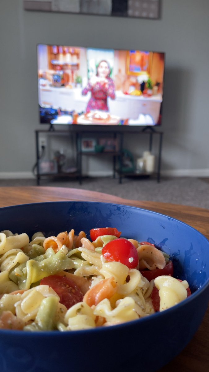 TheRealDee71's tweet photo. What happens when I watch @the_pastaqueen on a rainy Sunday 💛😚 https://t.co/INDYlfPM2B