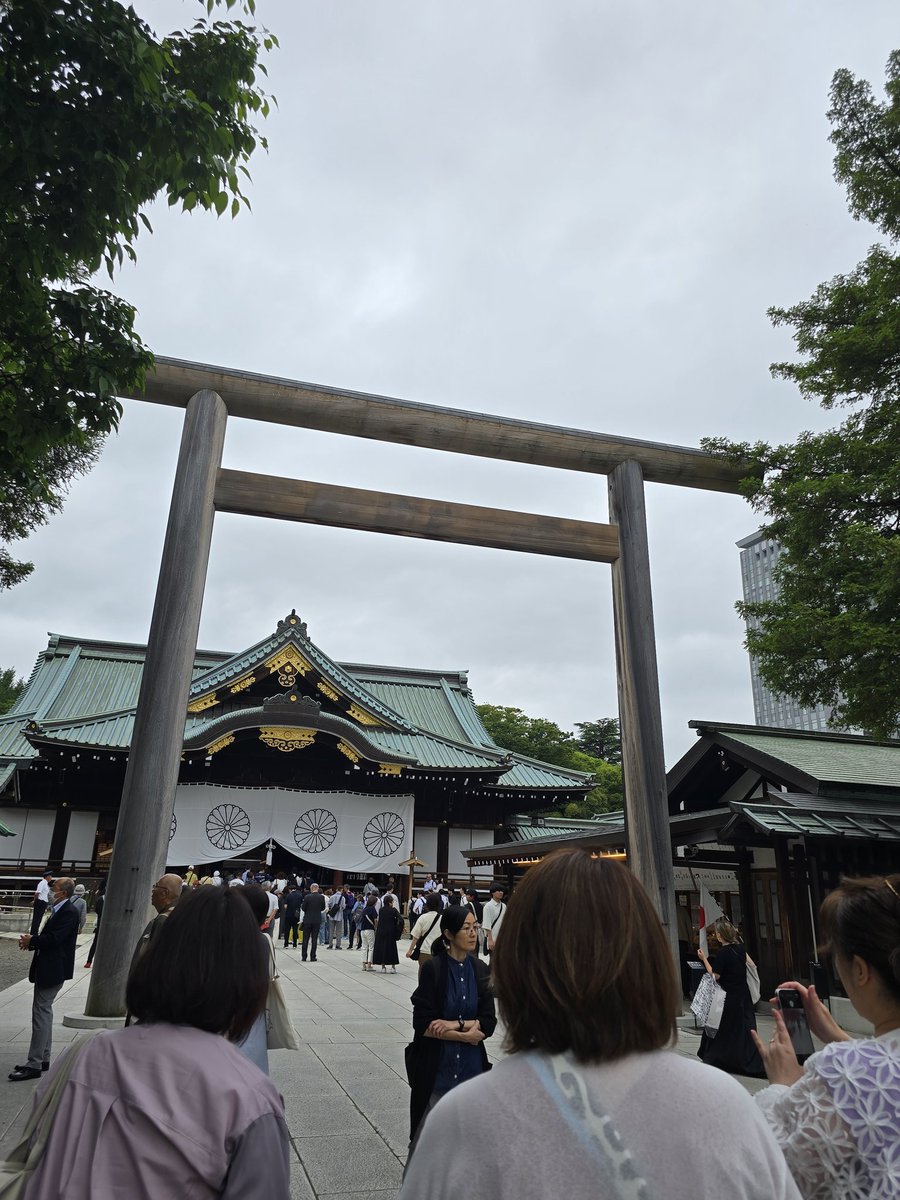 mfcnyj's tweet photo. はとバスで、靖国神社と国会議事堂に連れて行ってもらったー！
国会議事堂は、小学生の時以来だったけど楽しかったぁ～
愉快な仲間達と一緒だと、何をしても楽しいね😊
いつも誘ってくれて、感謝です～ https://t.co/9a5CkDpObl