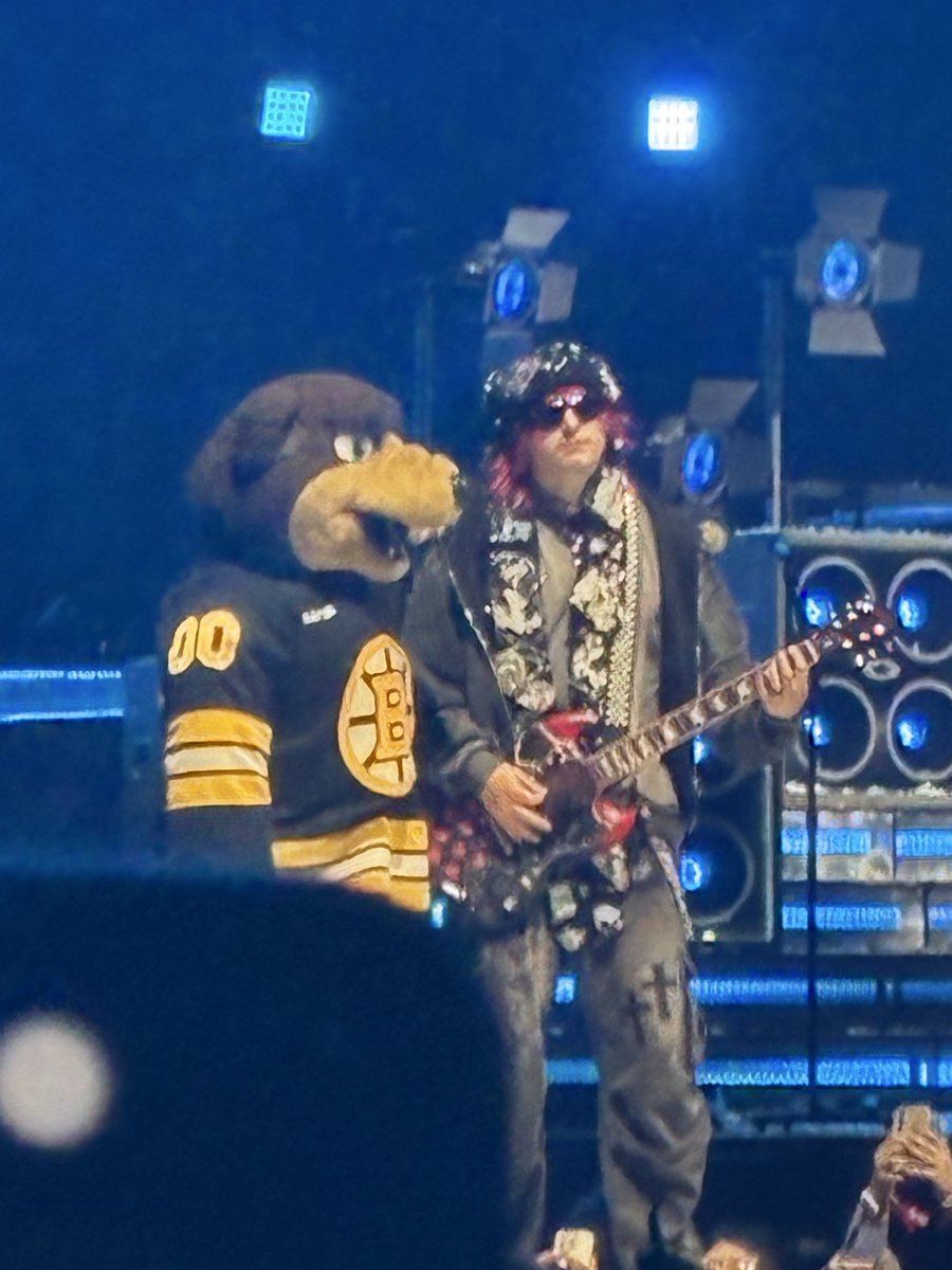 alltimehannah4's tweet photo. @5SOS @NHLBruins @CelticsLucky18 one of the best concerts i’ve ever seen and im greatfuk for this photo lol ❤️ https://t.co/YZeJNA8kyI