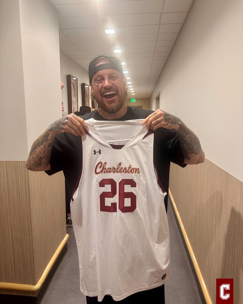 CofCSports's tweet photo. Cougs 🤝 @JellyRoll615 

#TheCollege 🌴 https://t.co/kGLJbNN1BS