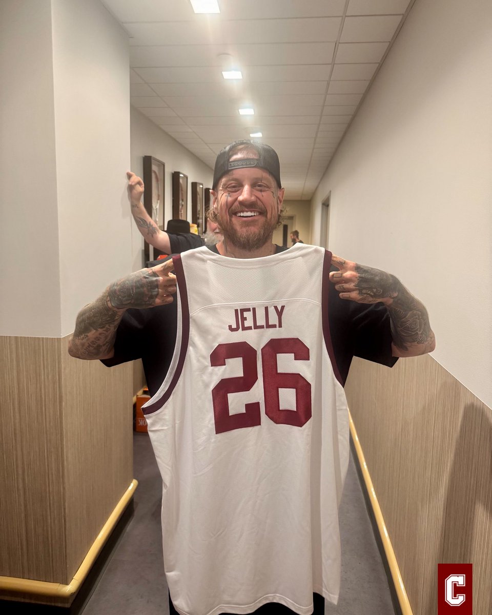 CofCSports's tweet photo. Cougs 🤝 @JellyRoll615 

#TheCollege 🌴 https://t.co/kGLJbNN1BS