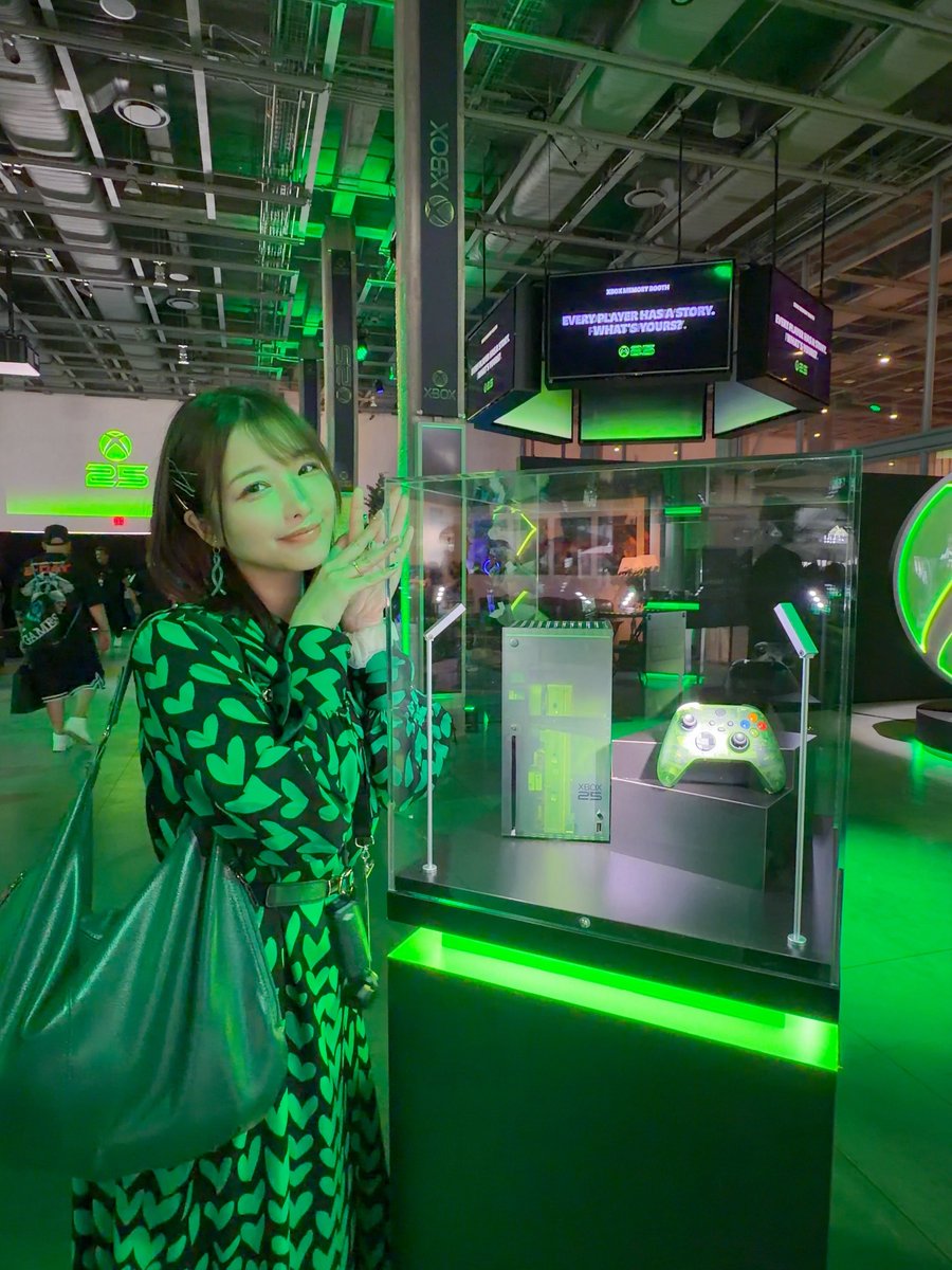 MISUZU_zip's tweet photo. 25周年、おめでとう🎮💚
現地で観るXbox Games Showcaseは客席の熱気が凄くて、本当に貴重な体験ができました！ちなみにE-Dayでも他のタイトルでもゴア表現が出るたびに歓声が沸き起こっていましたw

#Xbox https://t.co/I0dvyPZWl5