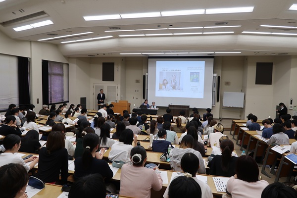 HU_Letters's tweet photo. 📢5/27(水)に文学部1年次の「教養ゼミ」において、被爆者体験講話を開催しました。
戦後81年。ご高齢にもかかわらず、力強く語りかける講師に、多くの学生が心揺さぶられ、平和への思いを新たにしました。
https://t.co/ZKaDkXwcJ5
#広島大学 #文学部 #被��者体験講話 https://t.co/deRv5cyvVr