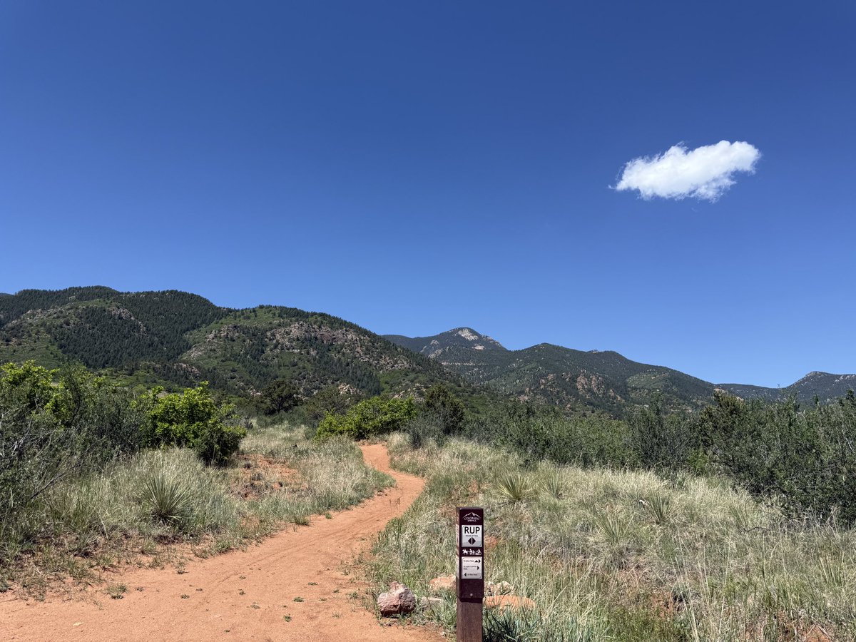 YeenBytes's tweet photo. I love Colorado because what do you mean this is ~20 minutes from the house and we get to get up and go for a random hike on a Sunday 

We are going for an 8 hour hike next week (scary) https://t.co/4oIdS7eFIl