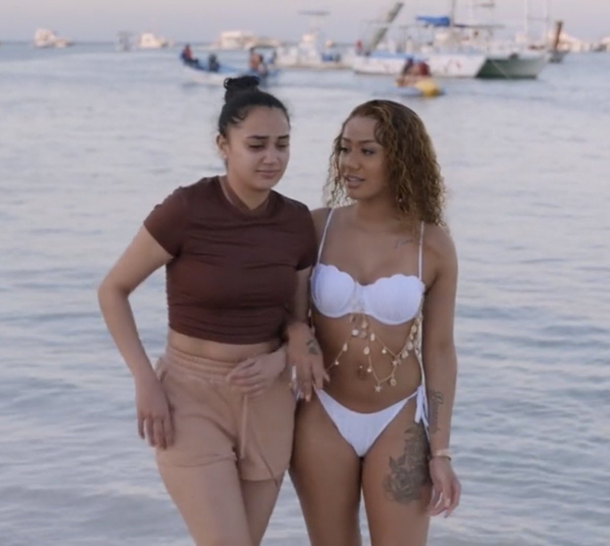 tangyisorganic's tweet photo. two dumb bitches telling each other exactly #BaddiesGoneWild https://t.co/1WSMfNxQ95