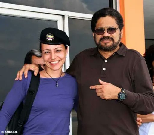 _FrancoMunevarM's tweet photo. 🔴Hablan de "barbarie" y si un Colombiano en Holanda asesina holandeses le dan cárcel y la holandesa Tanja Nijmeijer, conocida como alias Alexandra Nariño de las farc, asesinó colombianos por orden de Iván Márquez, le dieron Visa, trato de artista y total impunidad...
@omarbula https://t.co/nHxZOpyifS
