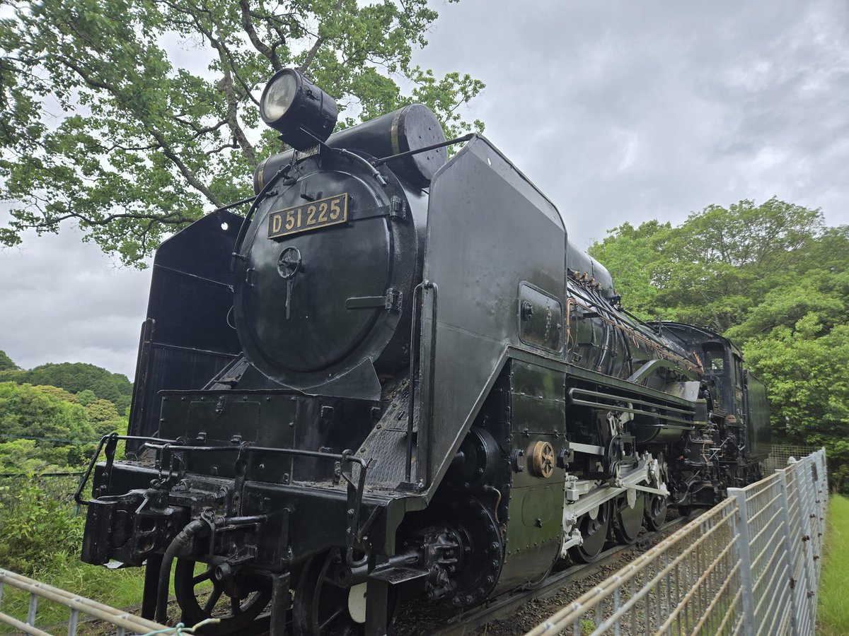 LEG6Mf4ZejJpixg's tweet photo. 廃墟の中にポツンと残されたD51 225
今はこのSLの掃除だけしか人は来ません。

クラファンで直方駅に移す計画があるようですけど。 https://t.co/f94kOsXwZF