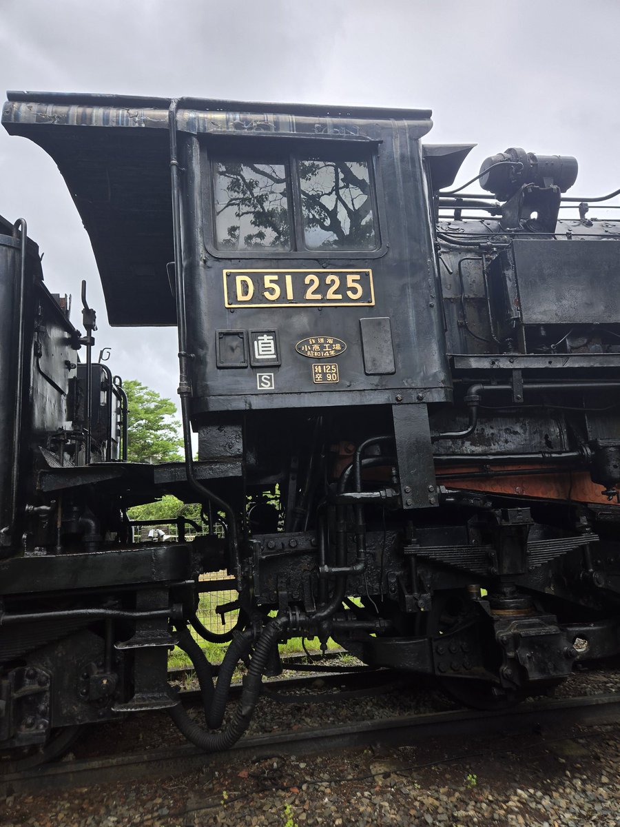 LEG6Mf4ZejJpixg's tweet photo. 廃墟の中にポツンと残されたD51 225
今はこのSLの掃除だけしか人は来ません。

クラファンで直方駅に移す計画があるようですけど。 https://t.co/f94kOsXwZF