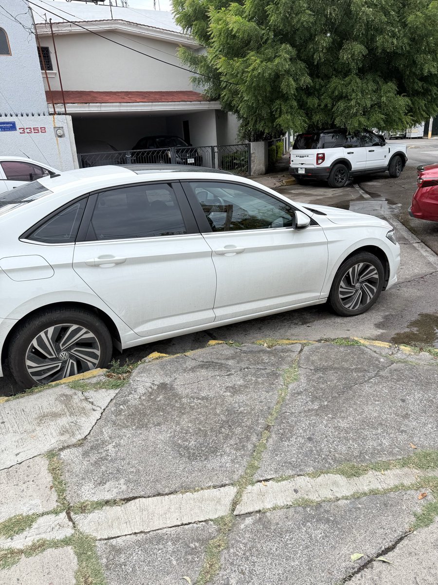 ealonsoph's tweet photo. El mismo reporte desde hace 6 meses, parece ser @MovilidadZap @JaliscoVial no ubican la zona o les da flojera ir. Pléyades y escorpión, a 2 cuadritas de plaza la perla. @JuanJoseFrangie ya gire instrucciones @Trafico_ZMG @PabloLemusN https://t.co/Fle2giSshU