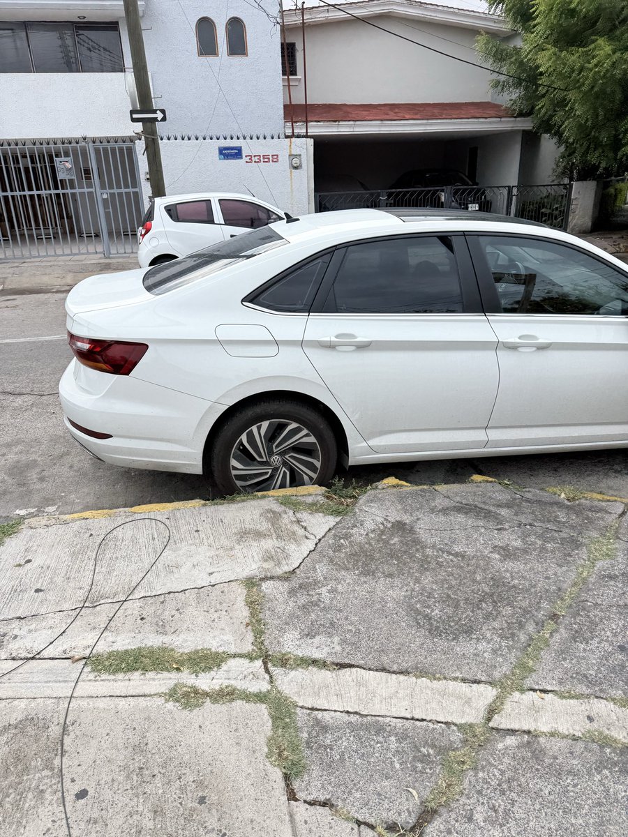 ealonsoph's tweet photo. El mismo reporte desde hace 6 meses, parece ser @MovilidadZap @JaliscoVial no ubican la zona o les da flojera ir. Pléyades y escorpión, a 2 cuadritas de plaza la perla. @JuanJoseFrangie ya gire instrucciones @Trafico_ZMG @PabloLemusN https://t.co/Fle2giSshU