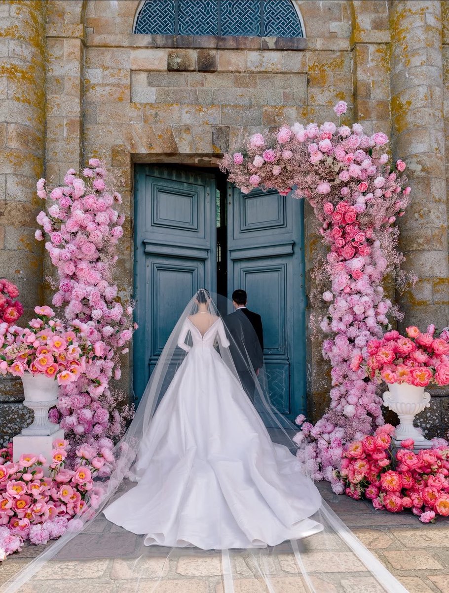 miuism's tweet photo. ming xi’s wedding, which was held at the mont saint-michel, the first to take place there in more than 1,000 years… absolutely insane https://t.co/mgbgGZ6fQ9