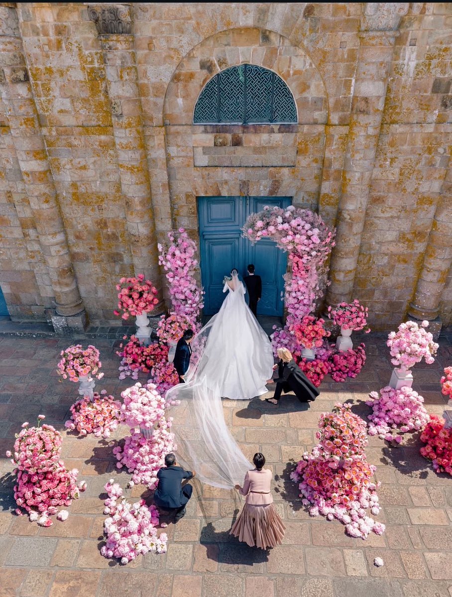 miuism's tweet photo. ming xi’s wedding, which was held at the mont saint-michel, the first to take place there in more than 1,000 years… absolutely insane https://t.co/mgbgGZ6fQ9