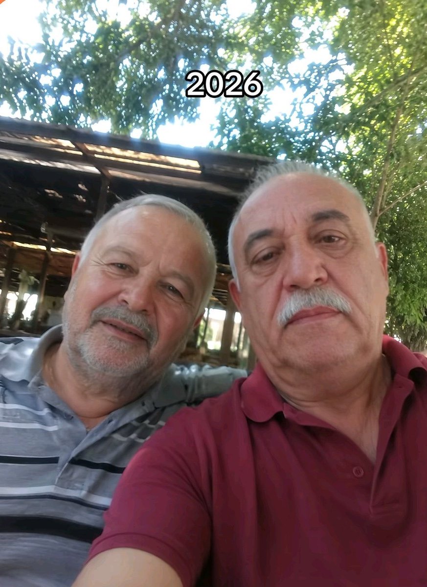 AcervoCharts's tweet photo. Homem compartilha fotos ao lado do melhor amigo de 1987 até os dias atuais. https://t.co/ovwC6Sosi9