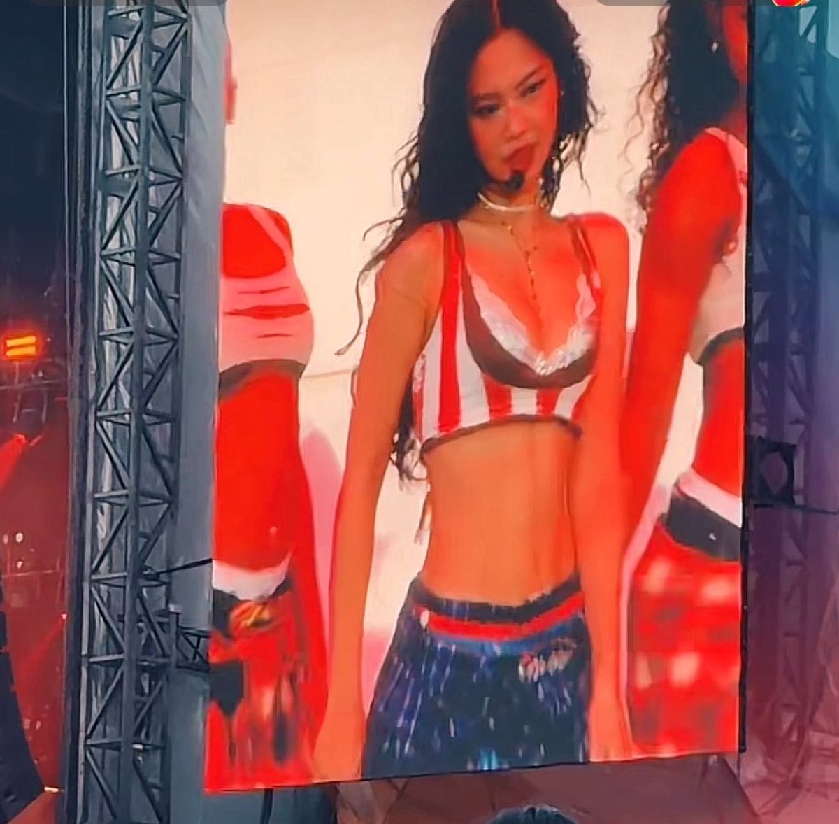 portalblackpink's tweet photo. JENNIE KIM THE WOMAN THAT YOU ARE https://t.co/rd8yEWXR7B